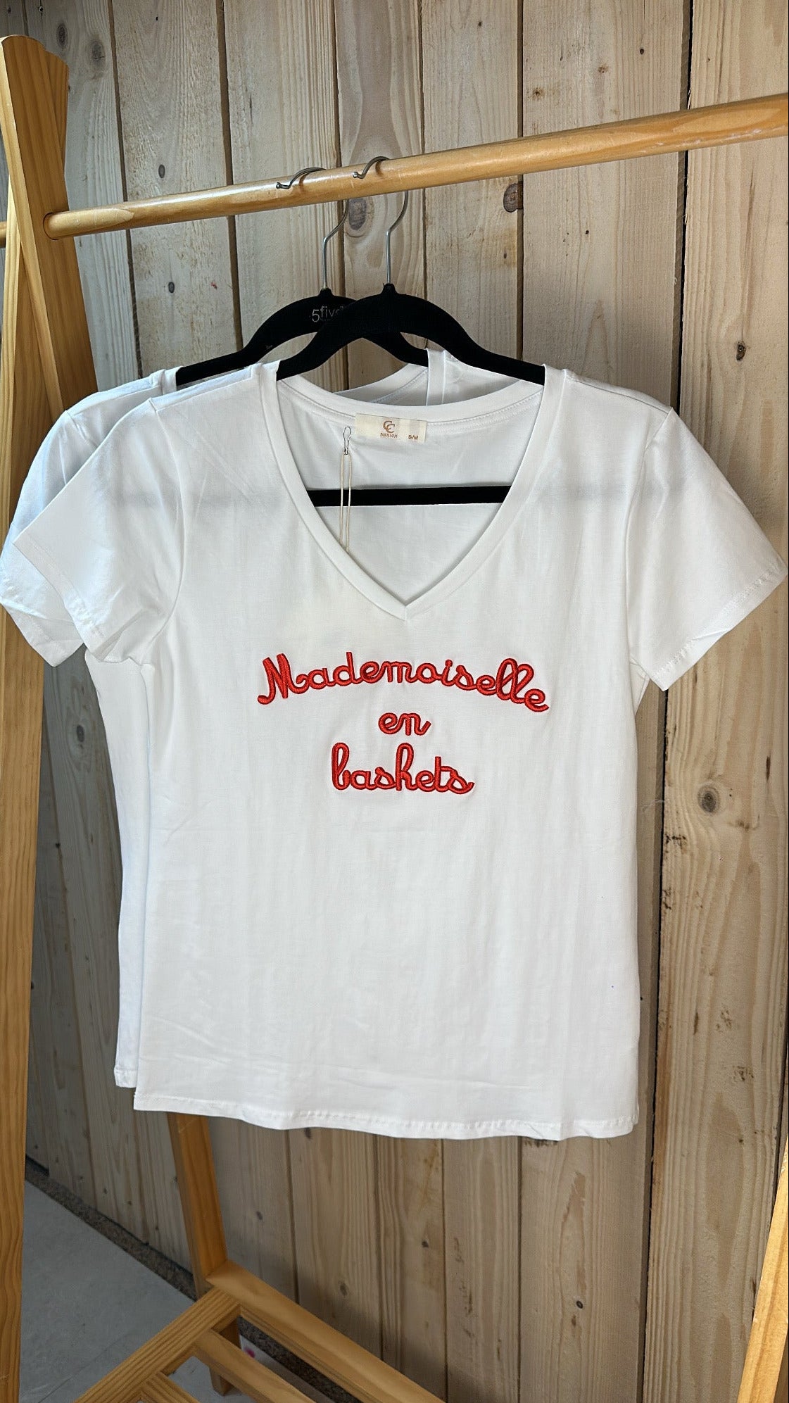 T-shirt " Mademoiselle en basket"
