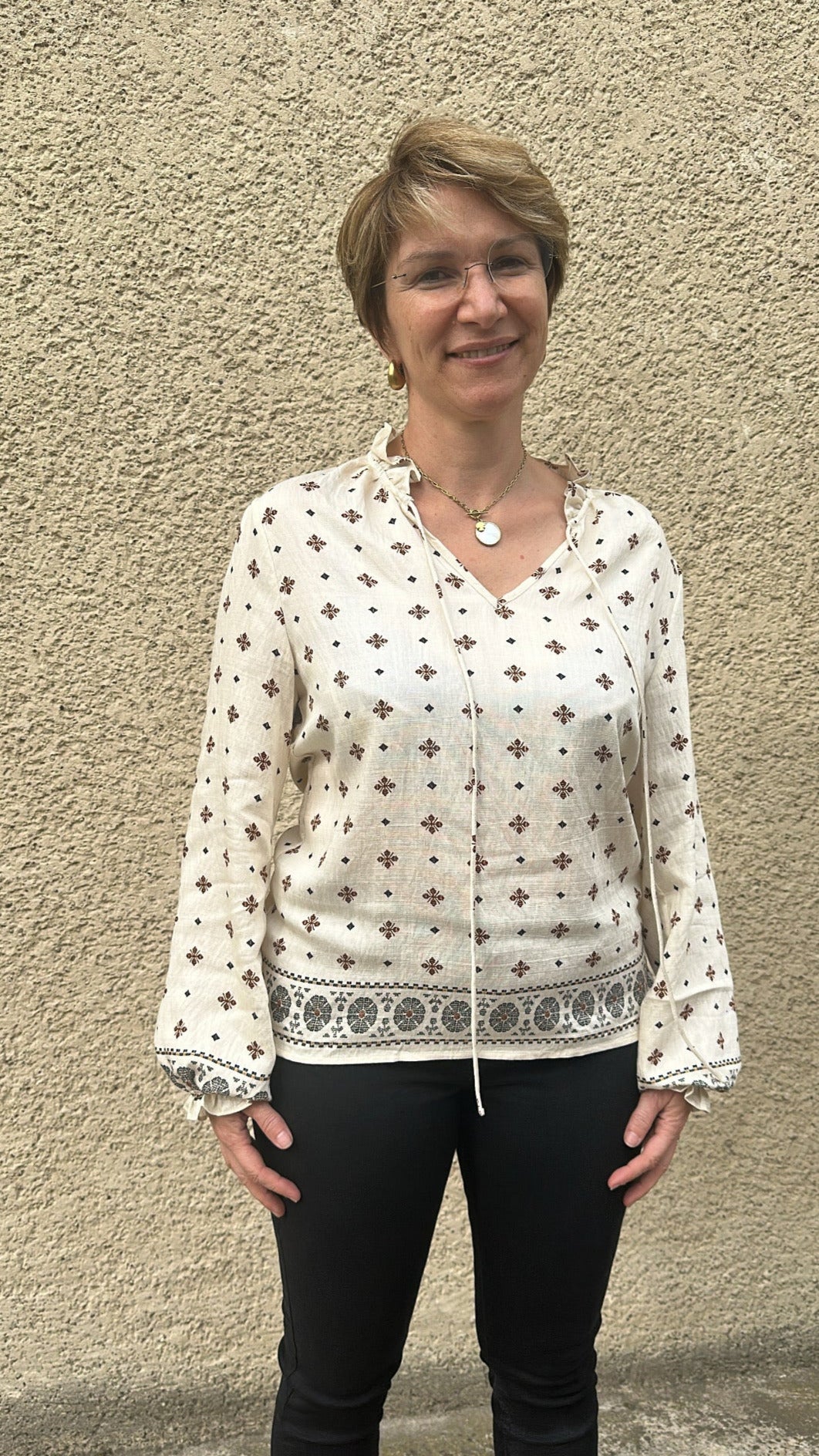 blouse écru à motifs