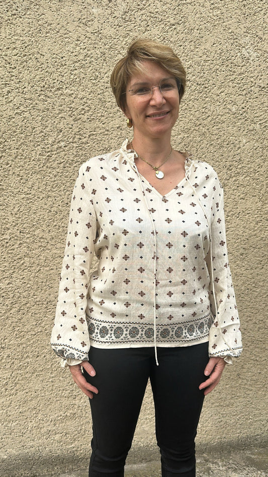 blouse écru à motifs