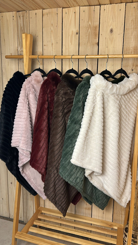 Poncho en fausse fourrure