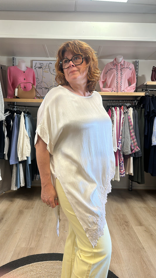 T-shirt dentelle asymétrique