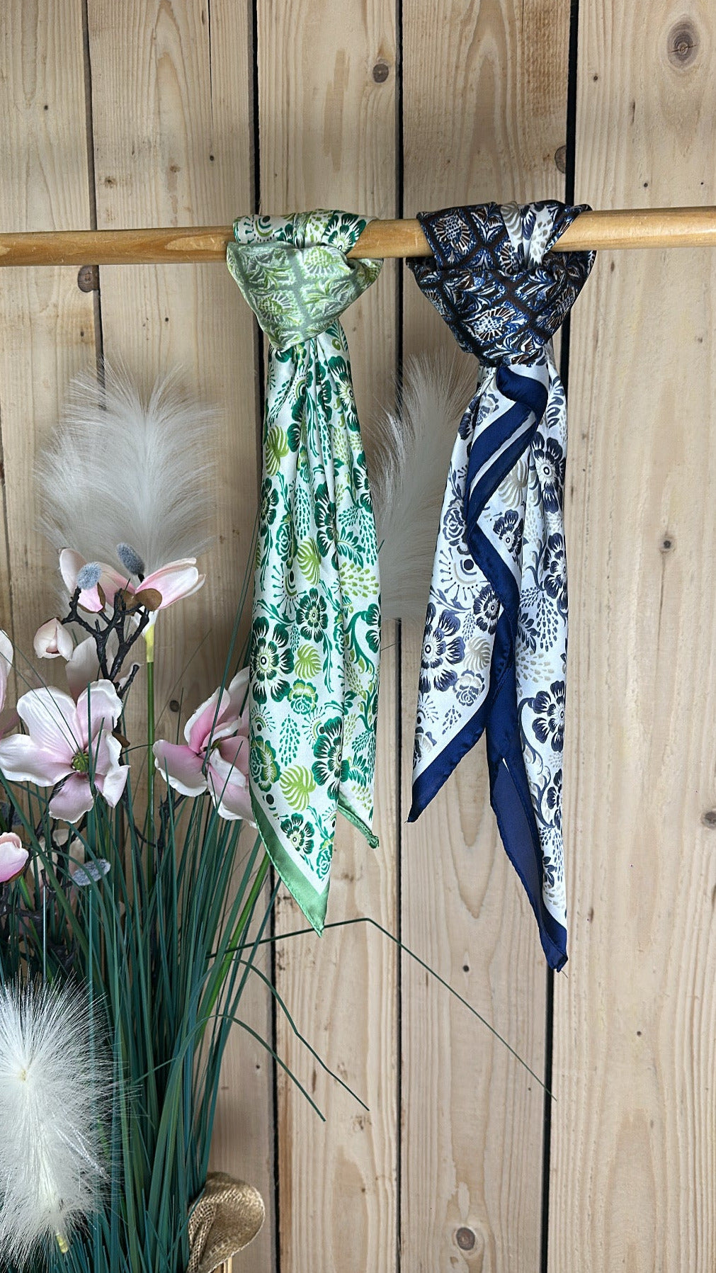 Foular satiné fleuri