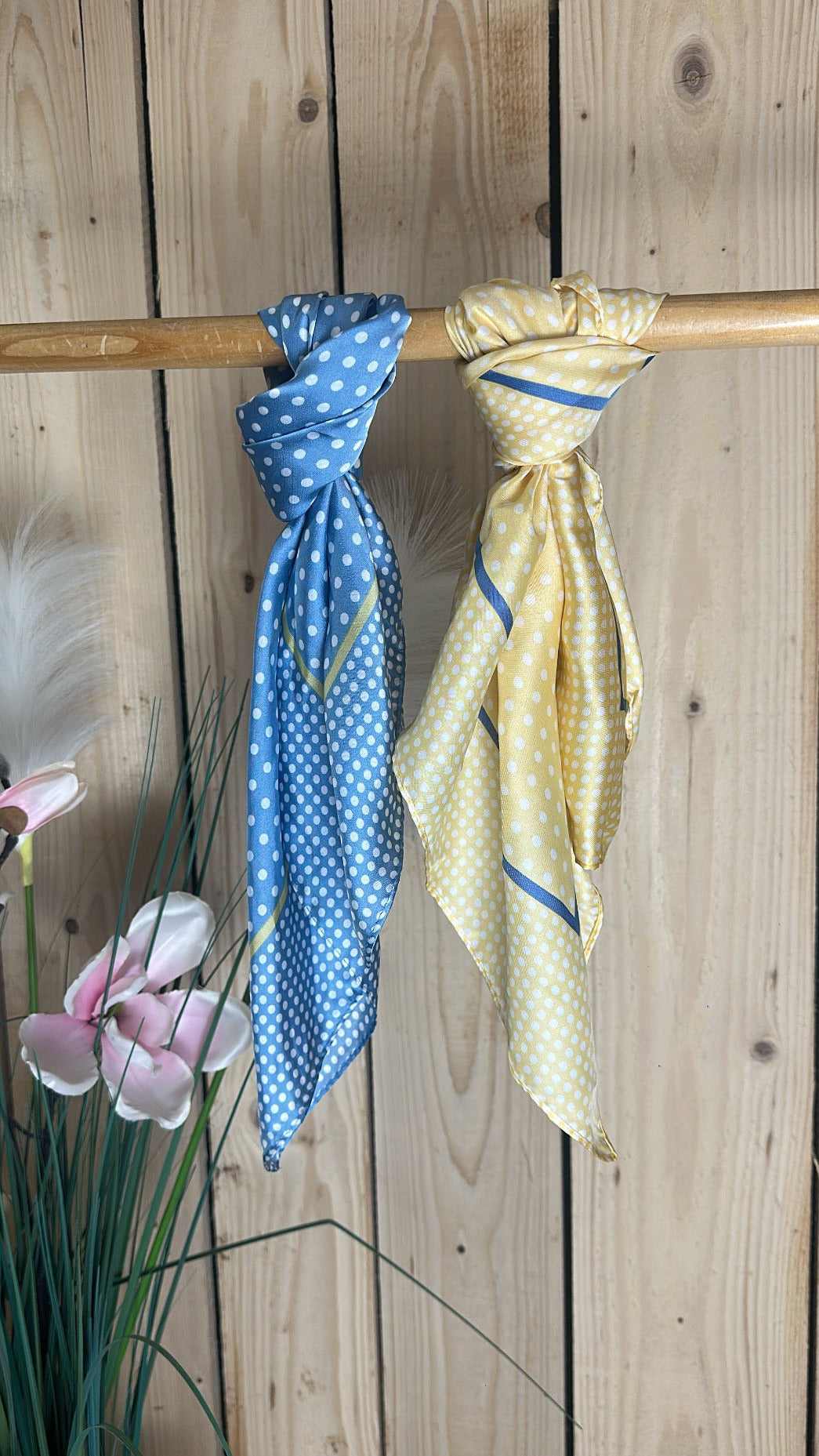 Foulard effet soie à pois colorés