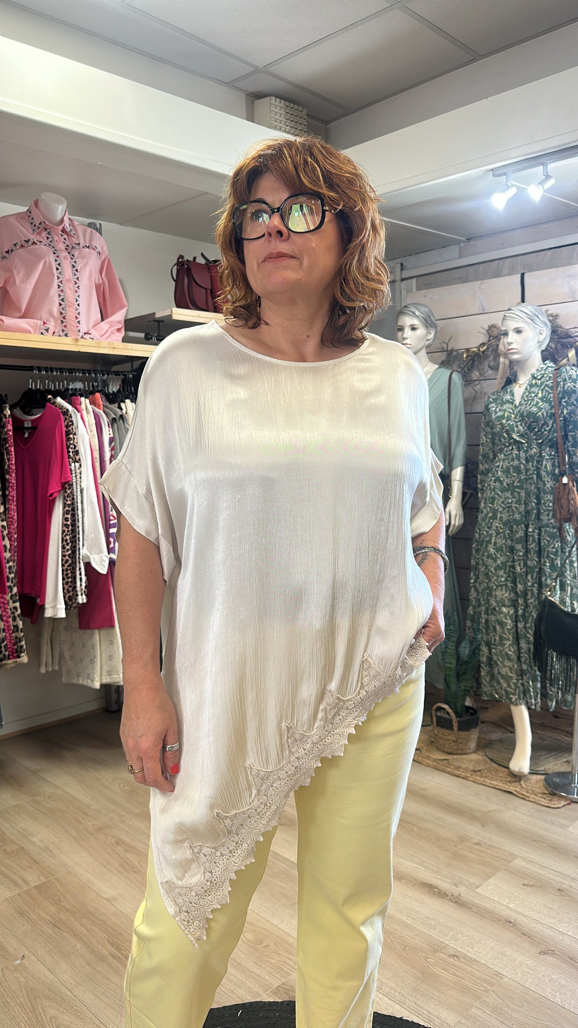 T-shirt dentelle asymétrique