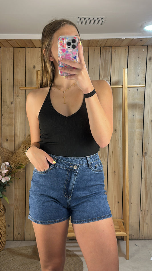 Short bouton décallé